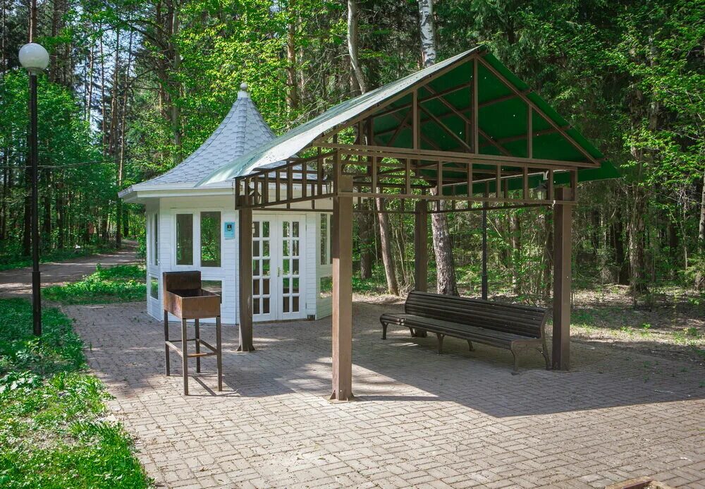 Беседка у озера. Озеро круглое лобня база отдыха. Озеро круглое отель. Пансионат озеро круглое лобня. Парк отель озеро круглое солнечногорский район.