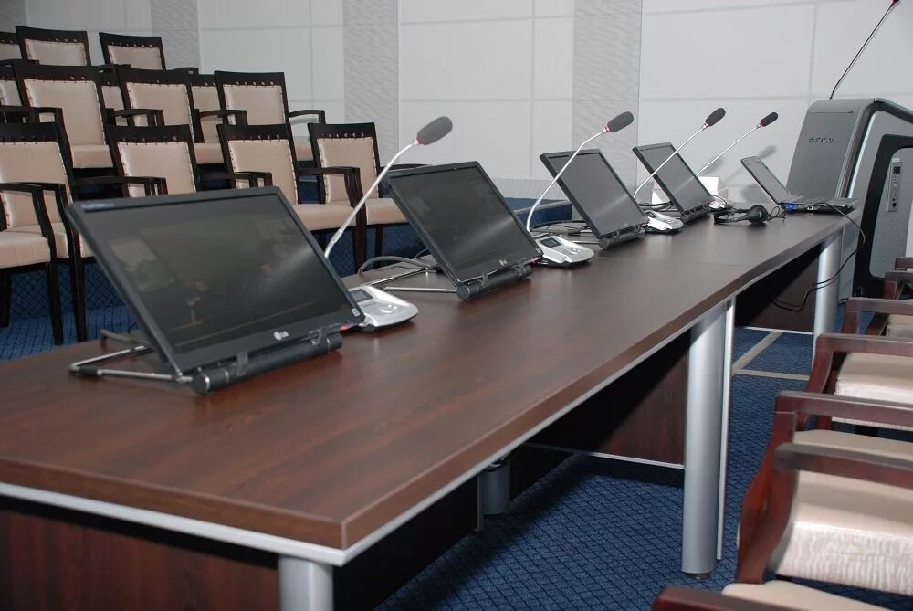 Мониторы для переговорных комнат. Телевизор для конференц зала. Led экраны актовых залов. Экран в конференц зале. Монитор для конференц зала.