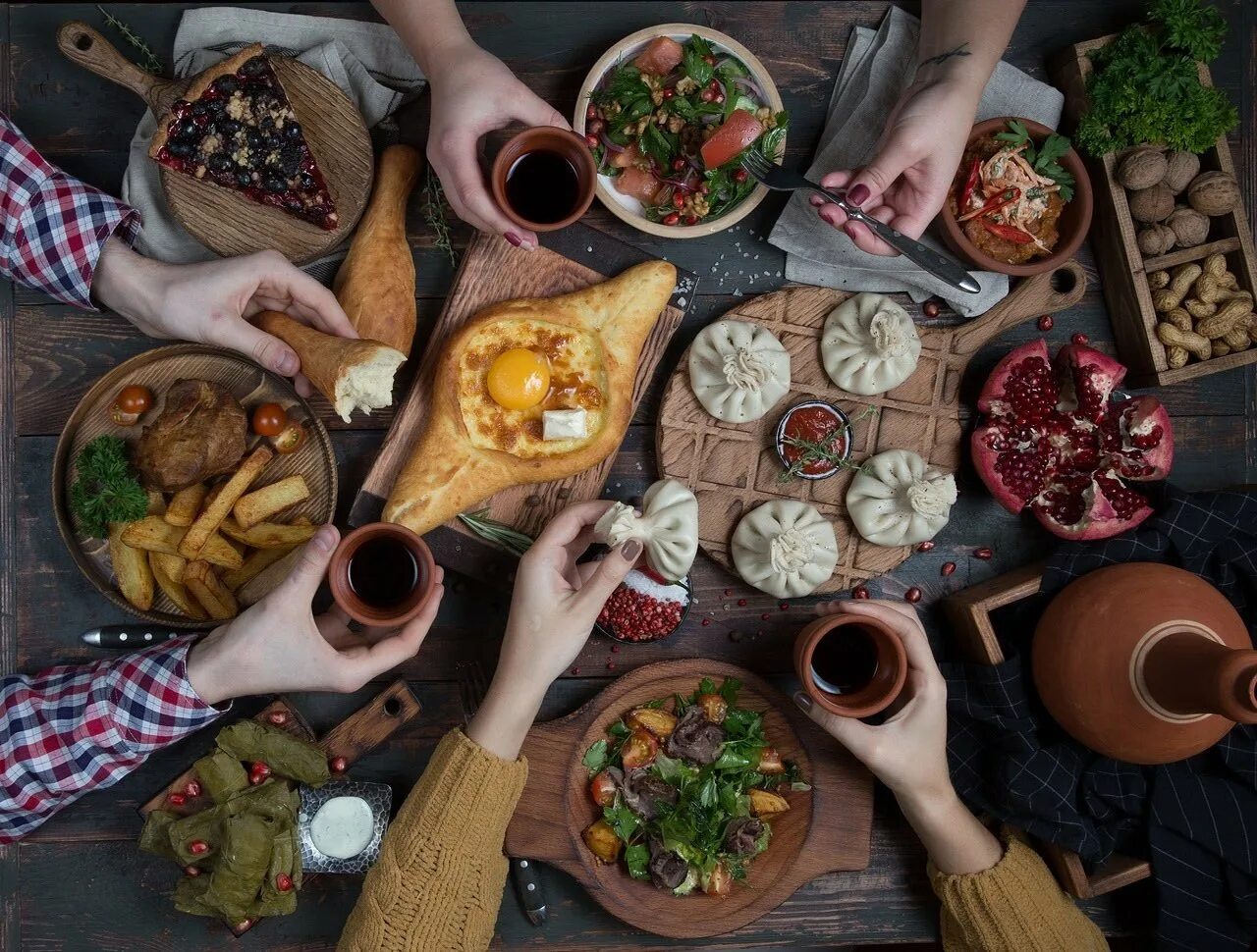 Грузинское кафе в Самаре Хачапурия. Грузинская еда хинкали хачапури. Грузинский стол.