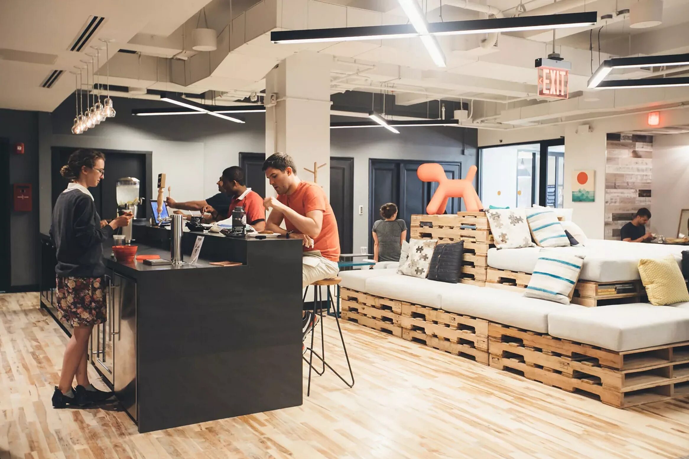 Рифка wework. Сеть коворкингов wework. Wework сша. Digital hub сотрудники. Wework стартап.