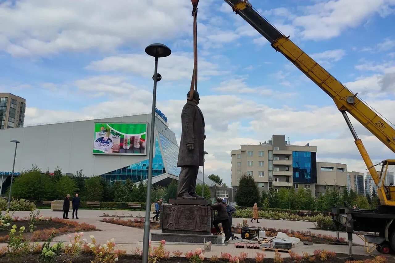 5 метровый. Памятник Федирко Красноярск. Памятник в парке 400 летия Красноярска. Парк 400-летия Красноярска памятник Федирко. Сибирь парк 400 летия Красноярск.