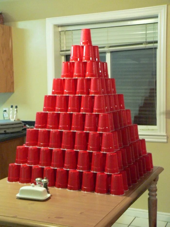 Башня из пластмассовых стаканчиков. Башня из стаканчиков. Башня из стаканчиков. Башня из стаканчиков. Башня из 50 стаканчиков.