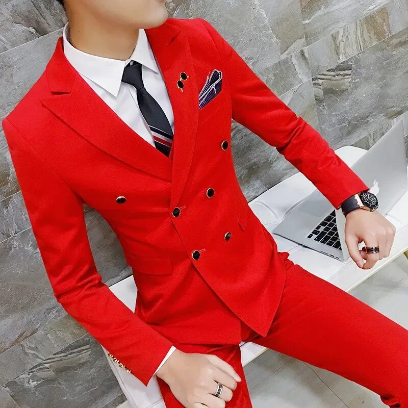 Красная мужская форма. Двубортный блейзер мужской 2020. Костюм мужской. Красный костюм мужской классический. Яркий мужской костюм.