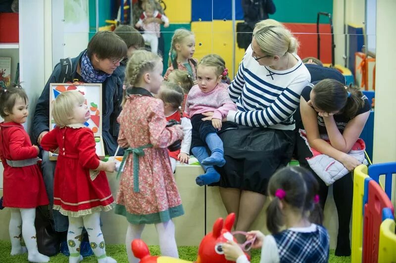 Детский дом группа. Воспитатели детских домов. Воспитатель в детском доме. Воспитатель детдома. Воспитательницы детских домов.