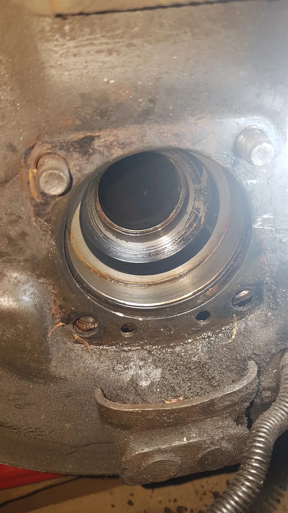 Как поменять сальник ступицы заднего. Сальник задней полуоси уаз буханка. Сальник задней ступицы газель. Как поменять сальник ступицы заднего. Сальник ступицы заднего моста газель некст течет масло.