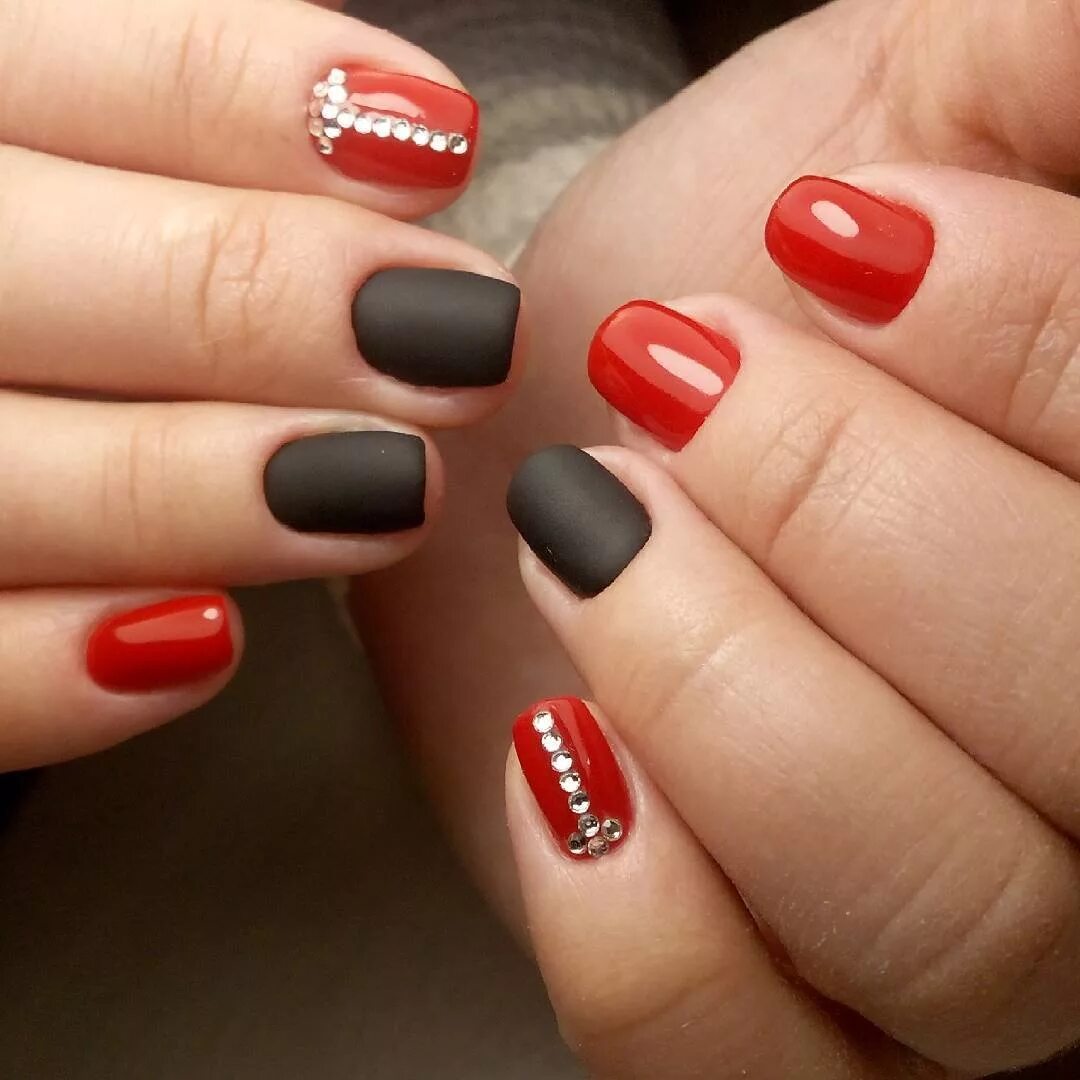 Красный градиент маникюр 2022. Идеи черно красного маникюра. Идеи черно красного маникюра. Ногти красные с черным. Черно красные ногти.