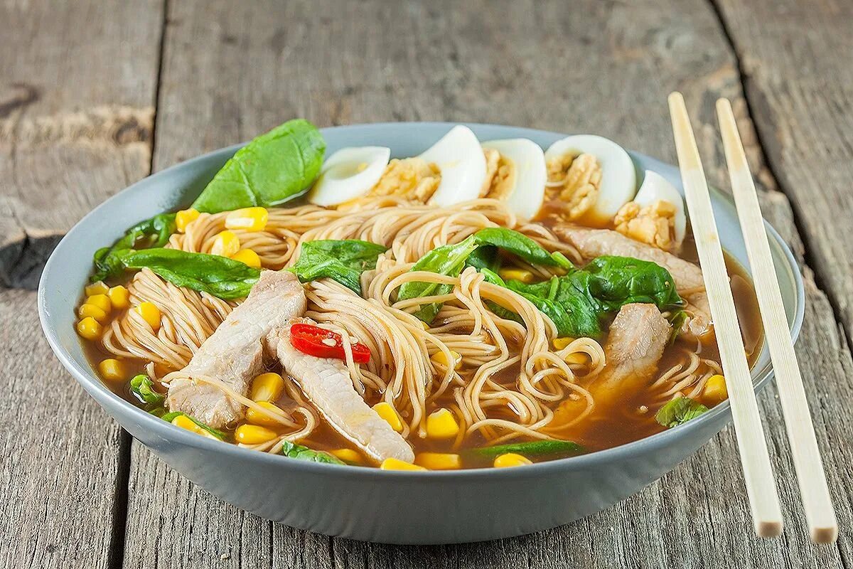 Суп лапша со свининой. Рамен свиной. Жизнь март суп с лапшой и шпинатом упаковка. Азиатская кухня. Суп с лагманной лапшой.