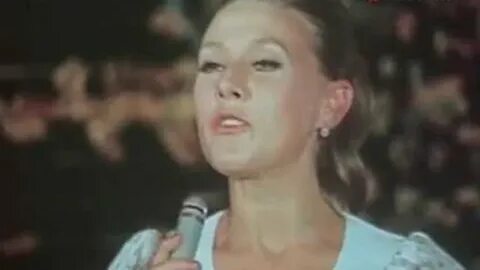 Пахоменко стоят девчонки