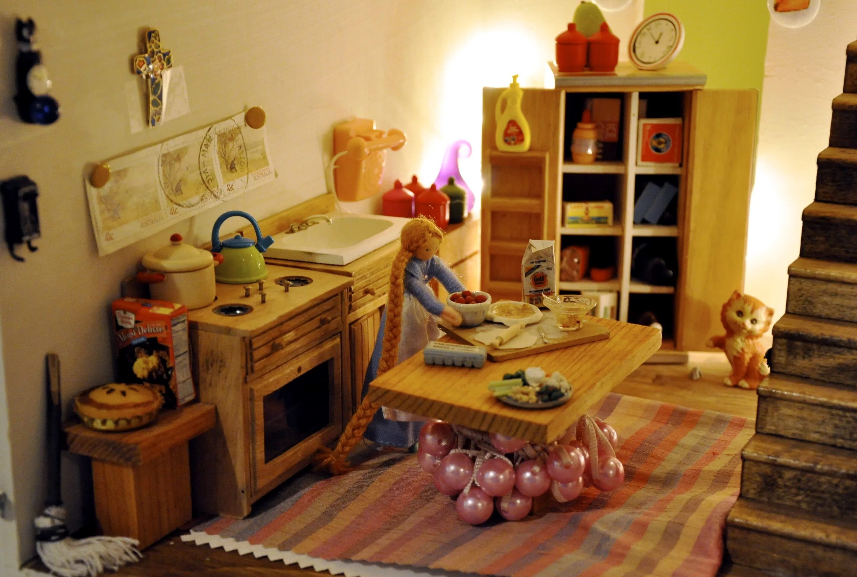 Той хаус. Обои для игрушечного домика. Обои в кукольный дом. Обои для кукольного домика кухня. Кукольный домик посреди комнаты арт.