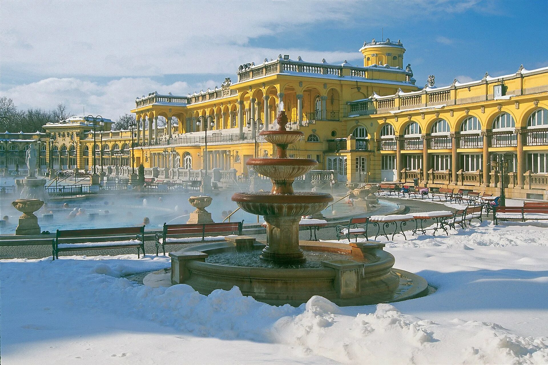 Купальни в будапеште. Венгрия купальни Сечени. Будапешт купальни Сечени зимой. Термальные купальни Сечени в Будапеште. Термы Сечени в Будапеште зимой.