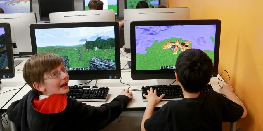 He playing computer games. Компьютерные игры. Дети играющие в компьютерные игры. Школьник играющий в комп. Детские компьютерные игры.