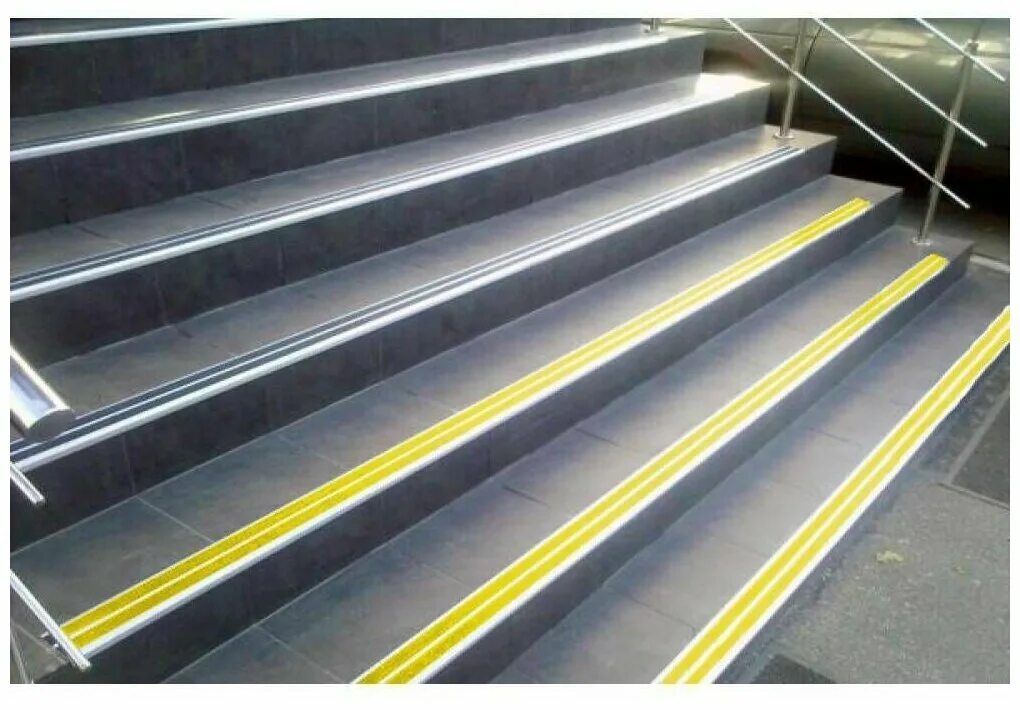 желтый порог. полоса алюминиевая 1330мм жлётая противоскользящая вставка. алюминиевая полоса с 2мя резиновыми вставками 2000 мм. алюминиевые накладки на ступени с резиновой вставкой. порог алюм.