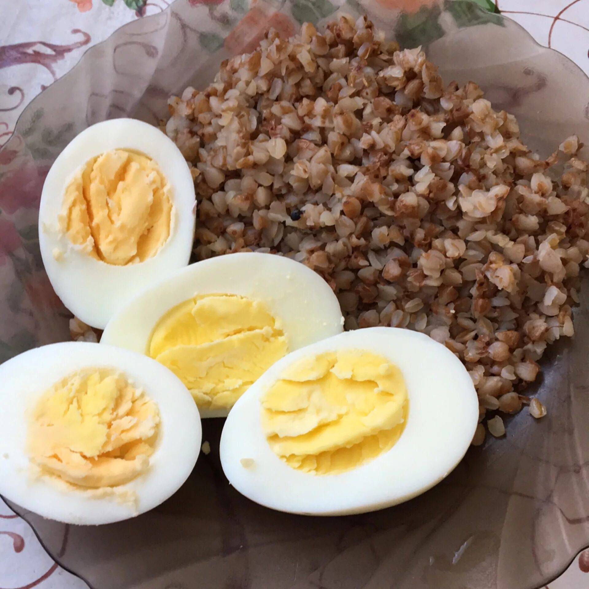 каша с яйцом. гречневая каша с яйцом пашот. гречневая каша с яйцом и луком. гречневая каша с яйцом. гречка с вареным яйцом.