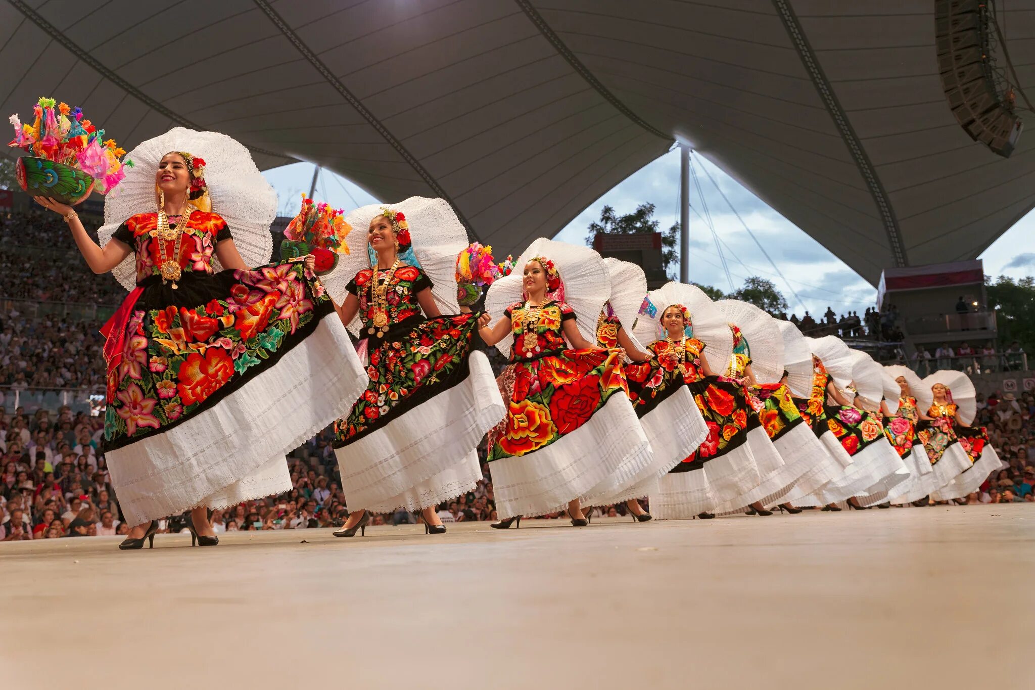 Народ мексики 5 букв. Народы Мексики. Мехико народ. Фестиваль Guelaguetza. Гелагеца в Мексике.