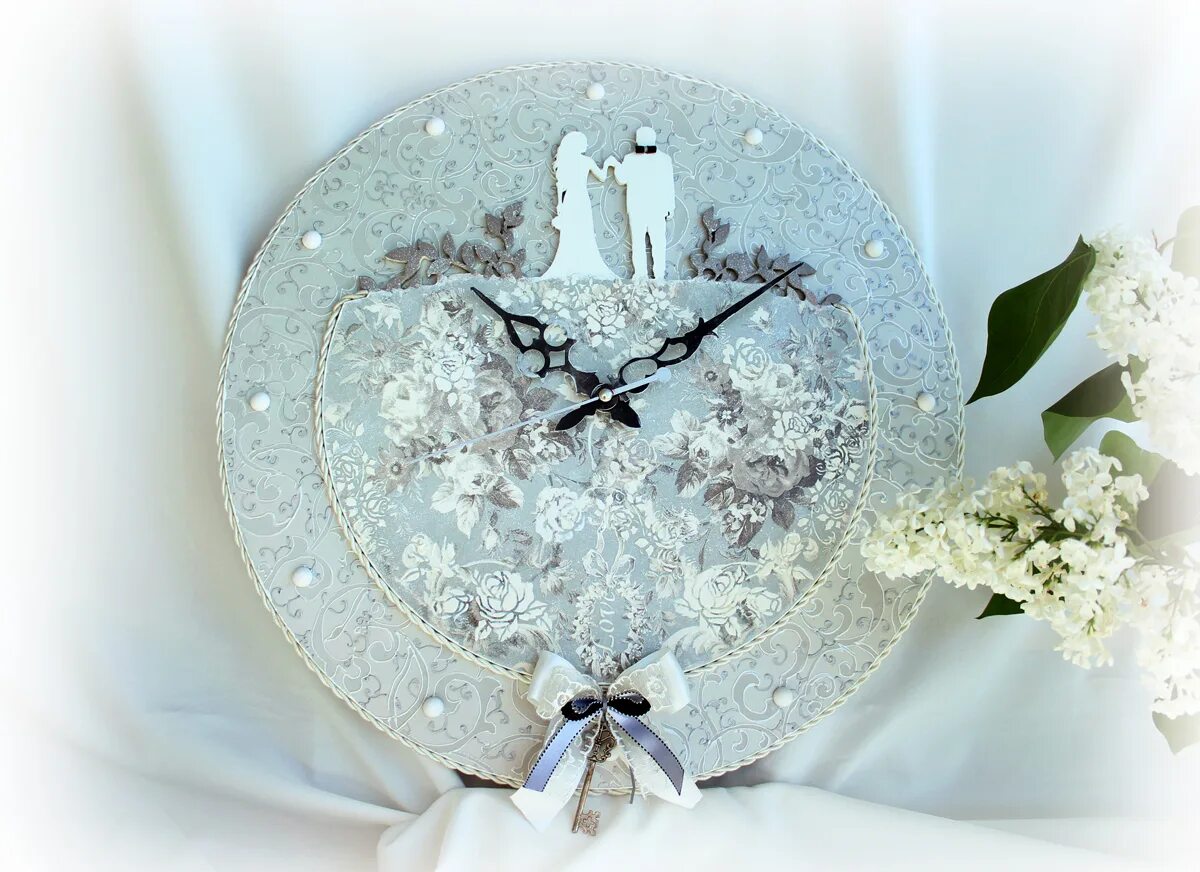 невесты часы на свадьбу. красивые часы на свадьбу. часы в подарок. сборы жениха фотосессия. часы "годовщина свадьбы".