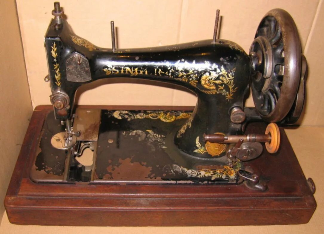 Швейная машинка. Старинная швейная машина. Ручная швейная машинка. Швейная машинка Старая ручная. Швейные машины старого образца