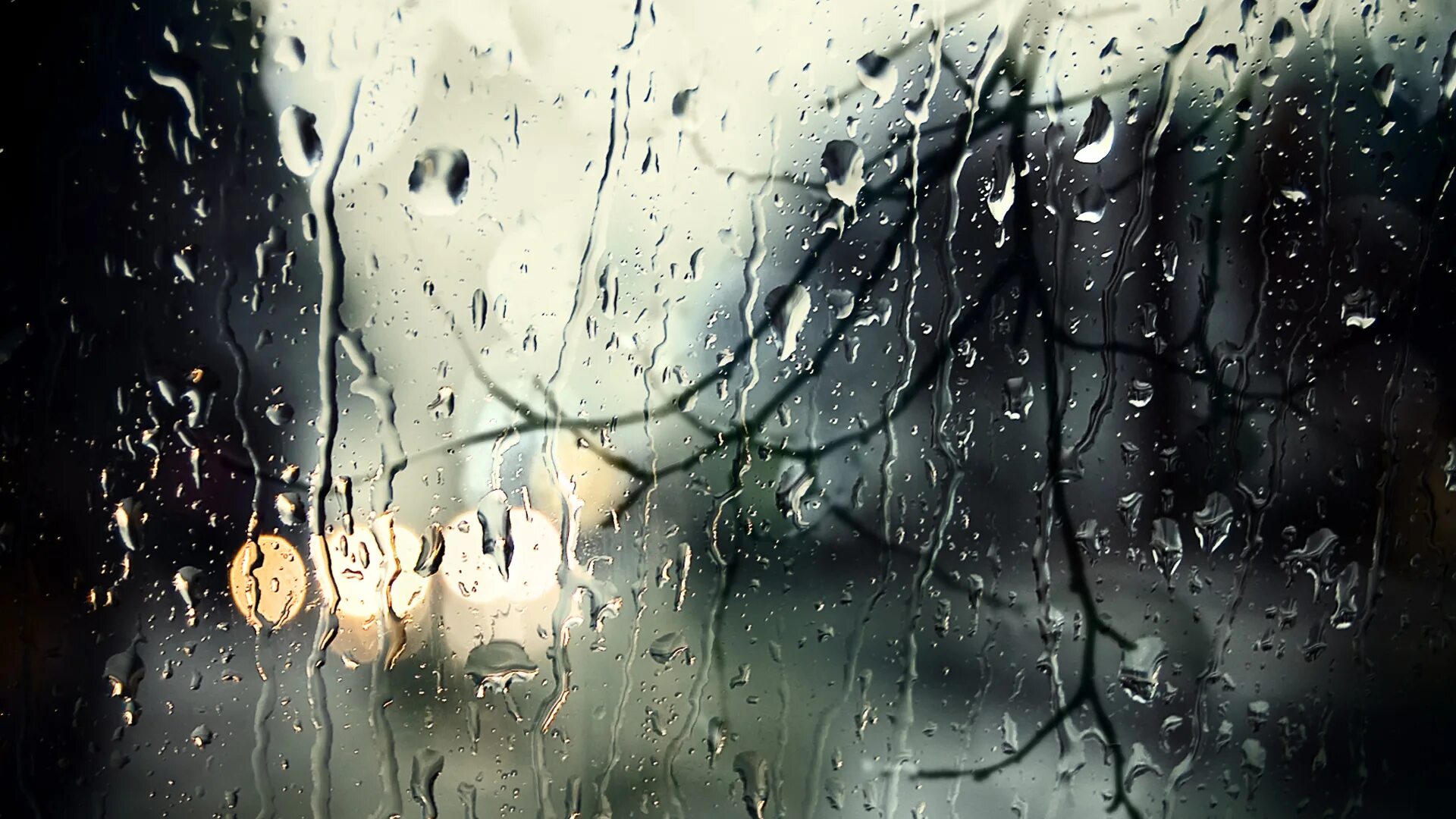 Капли на стекле. Дождь в окне. Дождь на стекле. Дождь за окном.
