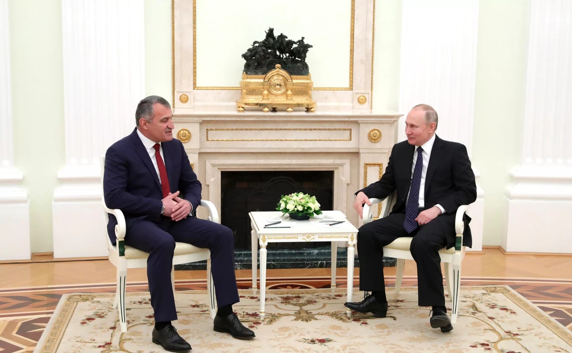 Встреча Владимира Путина с президентом. Резиденция президента Южной Осетии.