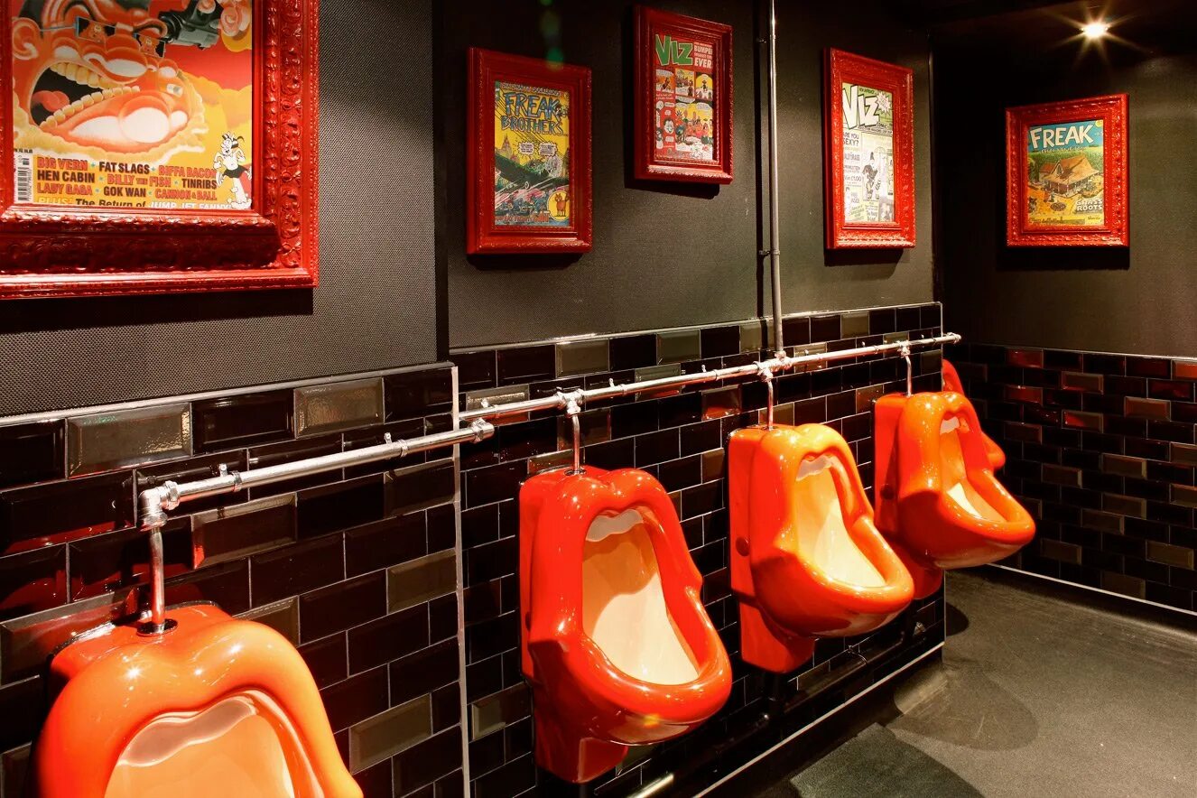 Туалет в баре. Туалет в пабе. Туалетная комната в ресторане. Общественный туалет в стиле лофт. Туалет в баре.