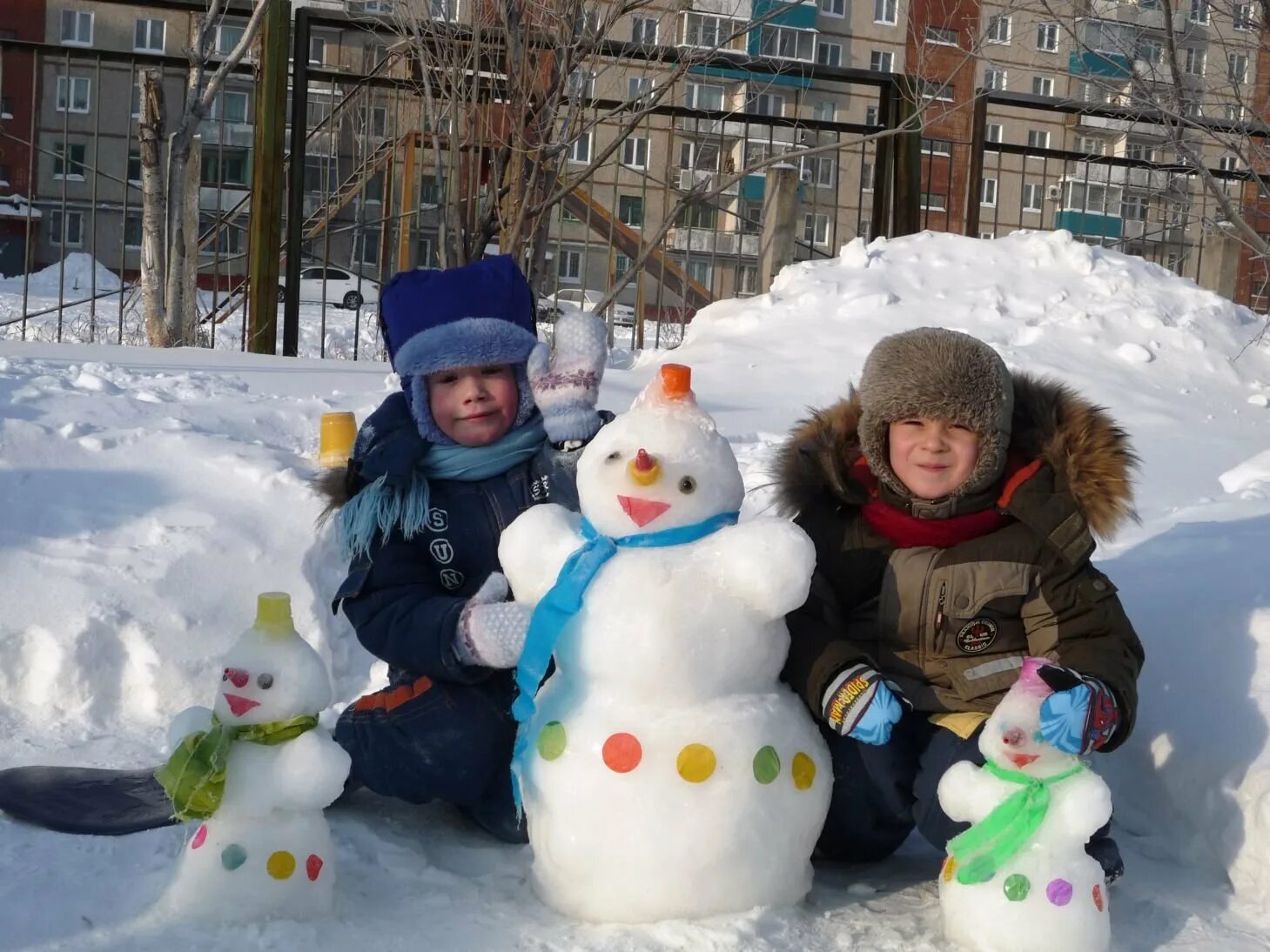 Снежки в сад. Снежные постройки. Зимняя прогулка в детском саду. Фигуры из снега в детском саду. Зимние постройки на участке детского сада.