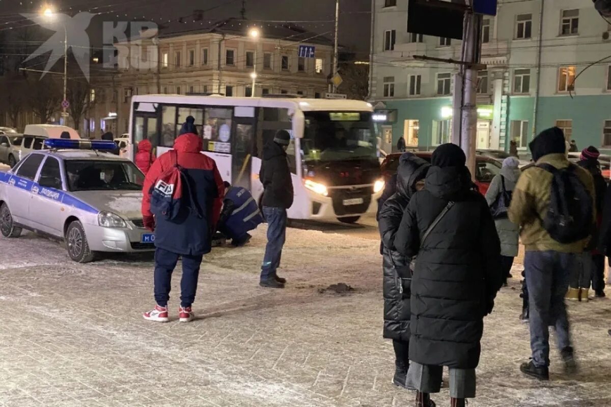 Мужчина умер на остановке. Остановка. Подростки на остановке.