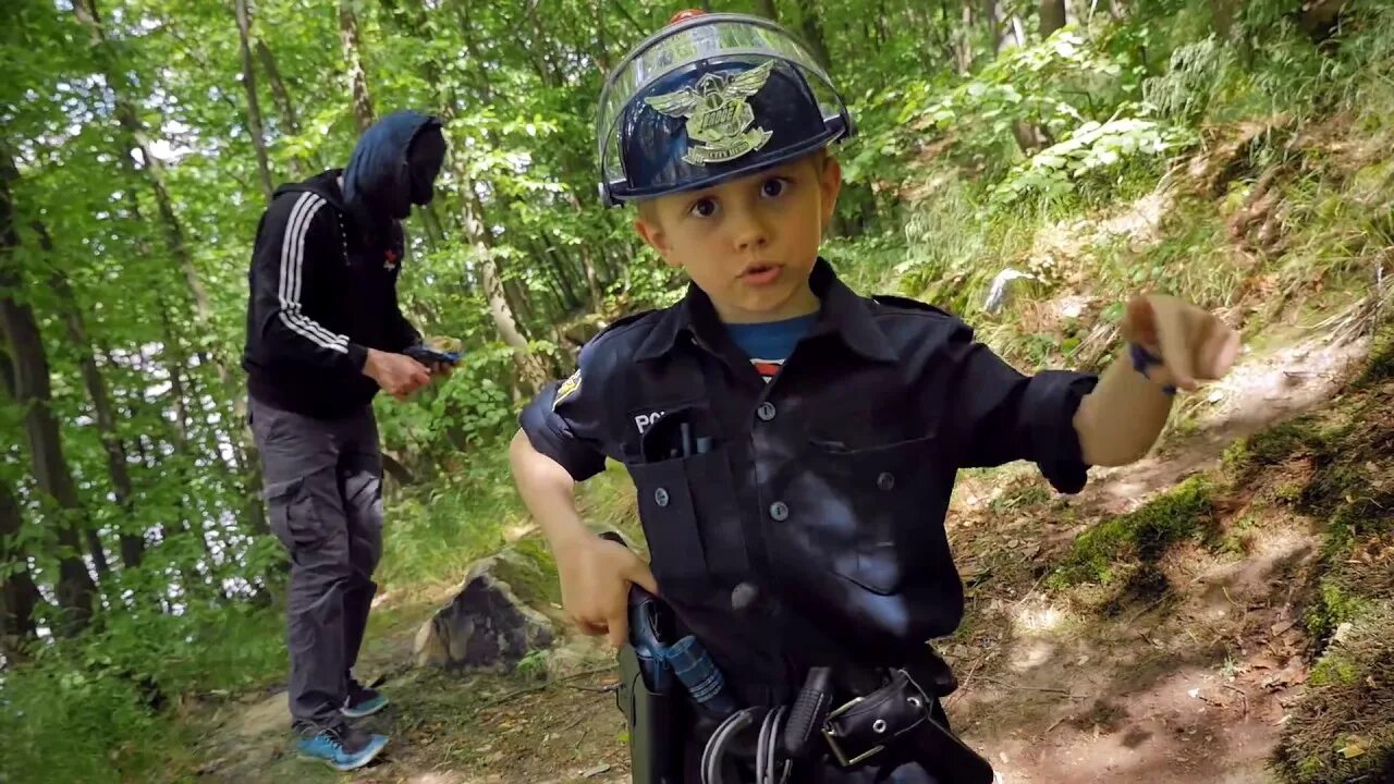 Полиция для детей. Дети полицейские видео. Полицейский для детей. Машинка полиция большая. Полицейский ловит воришку.