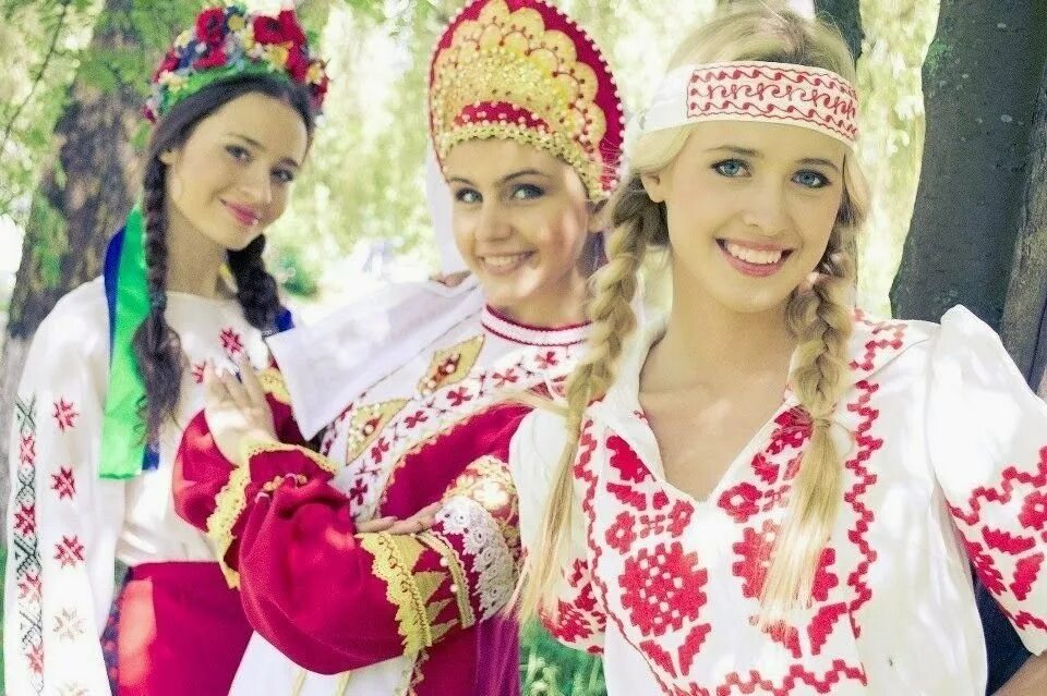 Выею русскую. Русская Украинка и белоруска. Россия Украина Белоруссия три сестры. Украинка белоруска россиянка. Русский национальный костюм.