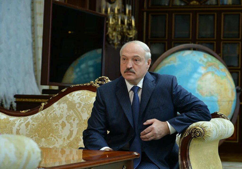 Лукашенко признали. Лукашенко подписывает. Лукашенко портрет.