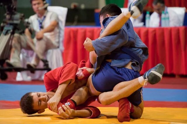 Александр фоголев самбо. Борцы узбекистана по самбо. Международный союз боевого самбо удостоверение. Спортсмены самбо кыргызстан. Питерская школа самбо.