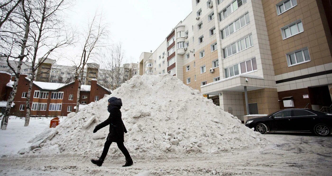 Сугробы во дворе. Снег во дворе. Сугробы в Сургуте. Гора снега во дворе. Сугробы по колено