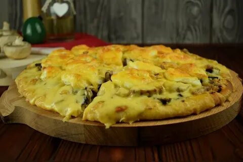 Пицца из дрожжевого теста с грибами