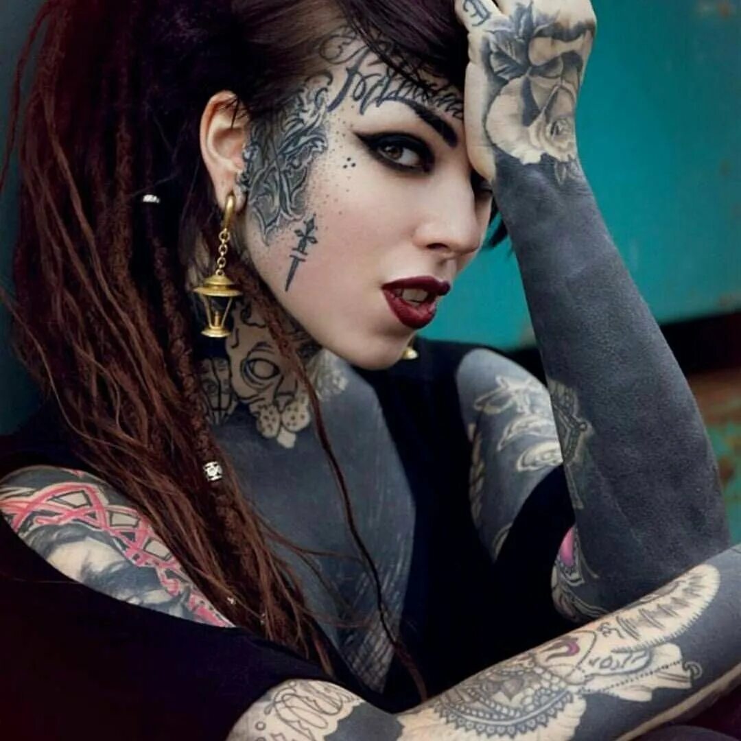 женщина с пирсингом. женщина с пирсингом. женщина с пирсингом. женщины с татуировками на лице. изабель варлей татуировки.