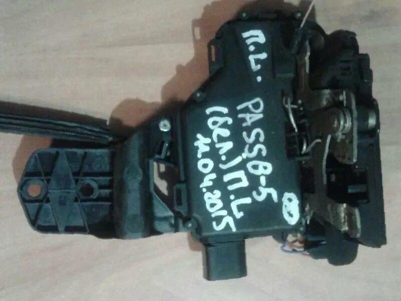 Замок на фольксваген пассат б5 левый задняя дверь. Замок задней двери пассат б6. Замок задней двери пассат б5. Замок передней двери passat b5. Замок задней двери пассат б5.