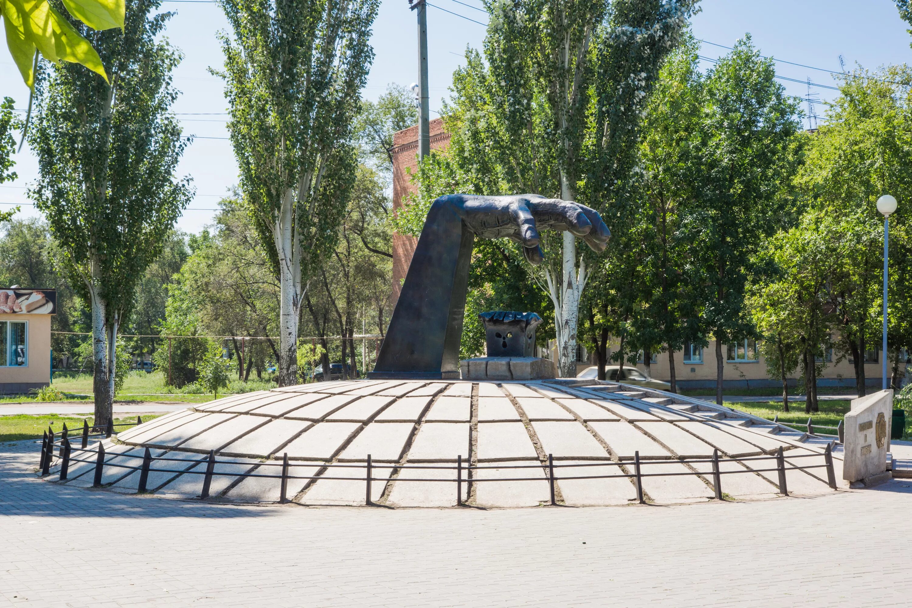 Сайт энгельс саратовская область. Памятник чернобыльцам Энгельс. Памятники города Энгельса памятники города Энгельса. Памятники Энгельса Саратовской области. Энгельс памятник ликвидаторам Чернобыльской.