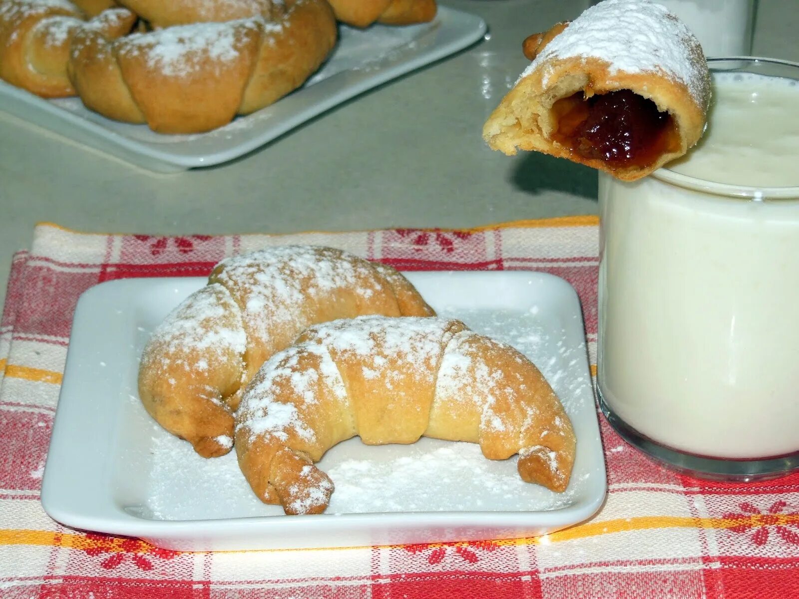 Рогалики тесто со сметаной. Рогалик выпечка. Рецепт рогаликов на сметане и маргарине. Рогалики тесто со сметаной. Рогалик с кремом.