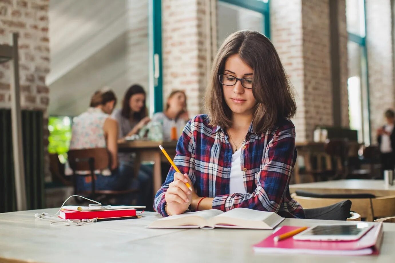 H student. Студент. Образование. Студент пишет. Молодежь учится.