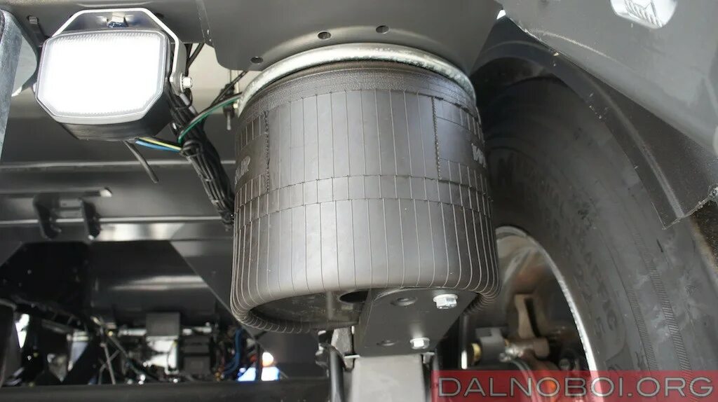 пневморессора на полуприцеп шмитц. шмитц полуприцеп система воздуха. пневмоподвеска полуприцепа тонар. пневмоподвеска полуприцепа schmitz. пневмоподвеска шмитц.