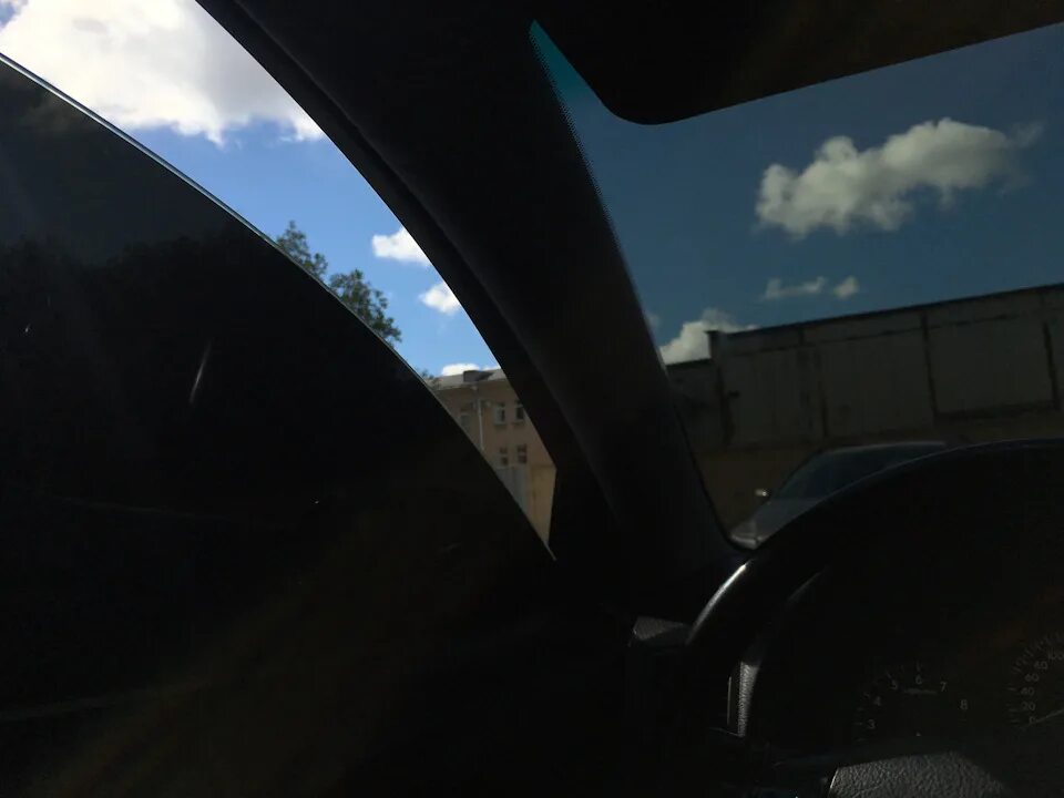 Тонирование стекол авто. Тонировка авто в краснодаре. Тонировка стекол автомобиля. Тонированное авто. Тонированные стекла у автомобиля.