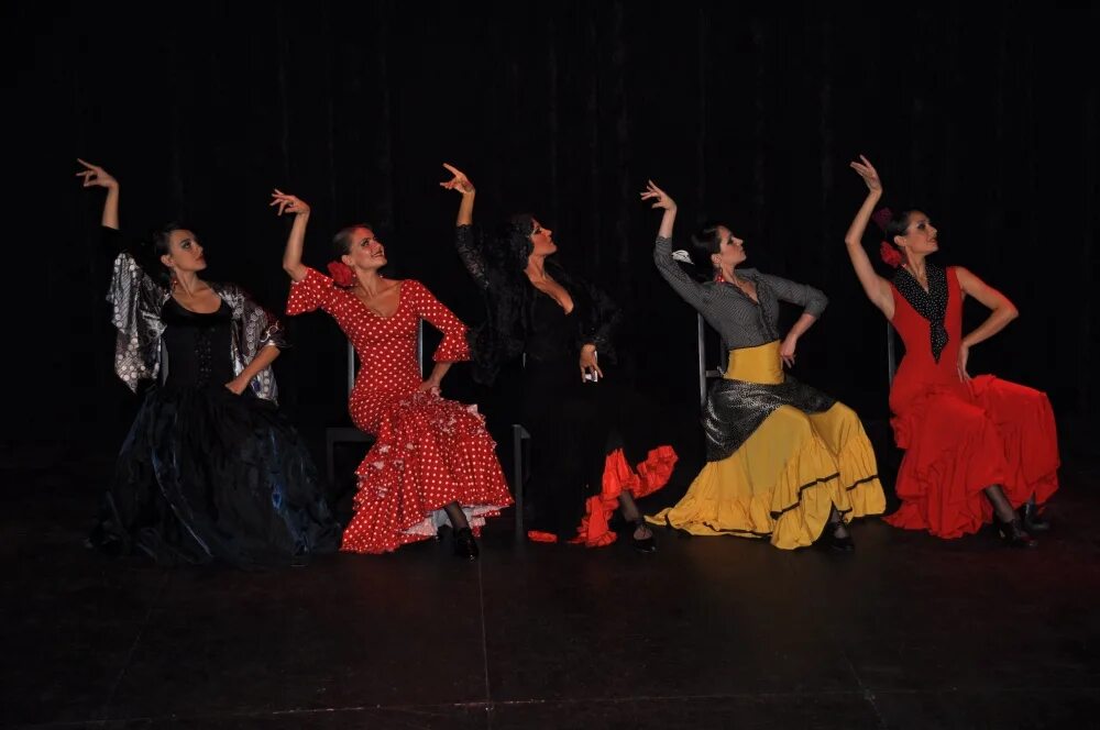 Дом фламенко фламенкерия в москве. Фламенкерия на бауманской. Фламенкерия коллектив. Фламенко костюм. Фламенкерия дом фламенко.