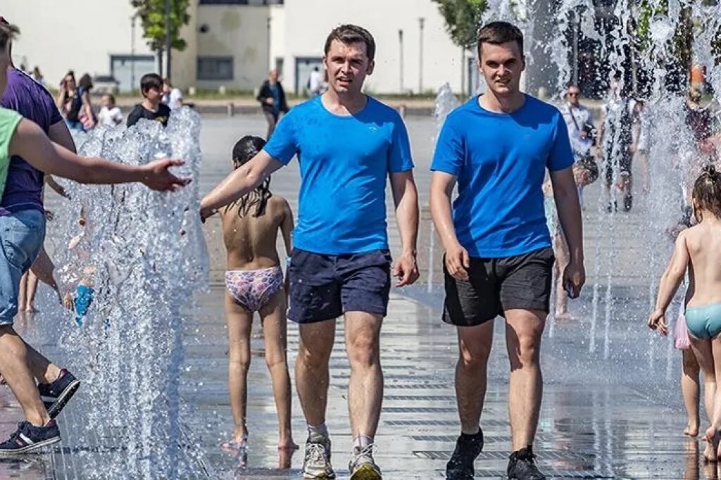 Смотря какая погода. Аномальная жара в Москве 2020. Лето жара улица люди. Жара на улице. На улице жарко.