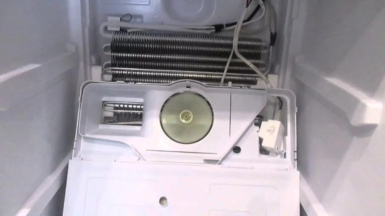 Холодит камера индезит. Вентилятор холодильника Индезит. Холодильник Индезит двухкамерный ноу Фрост. Вентилятор Аристон ноу Фрост.