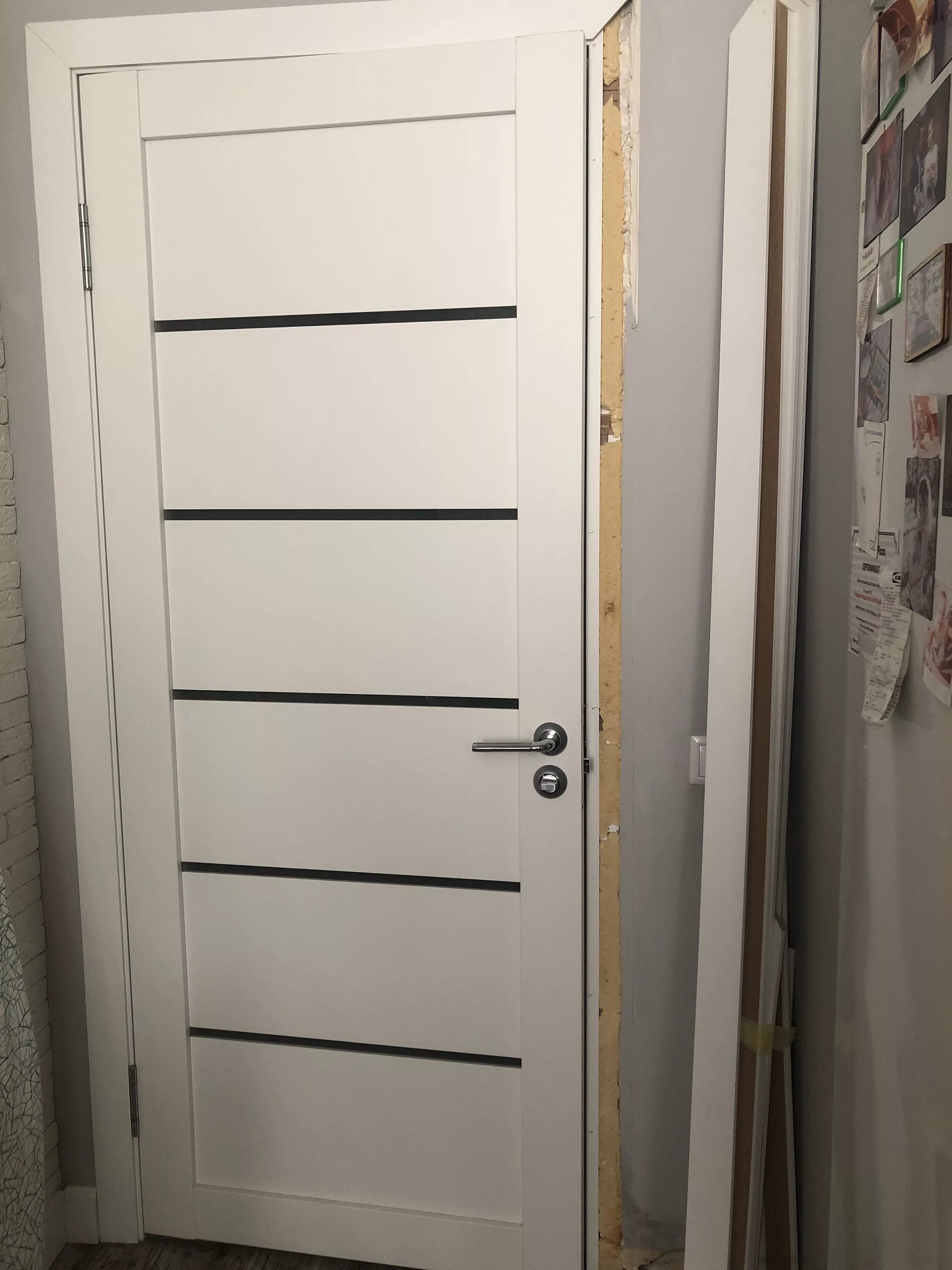 Два ряда наличника на двери. Двери с узкими наличниками. П44 стена. Дверь вплотную к стене. Дверь вплотную к стене.