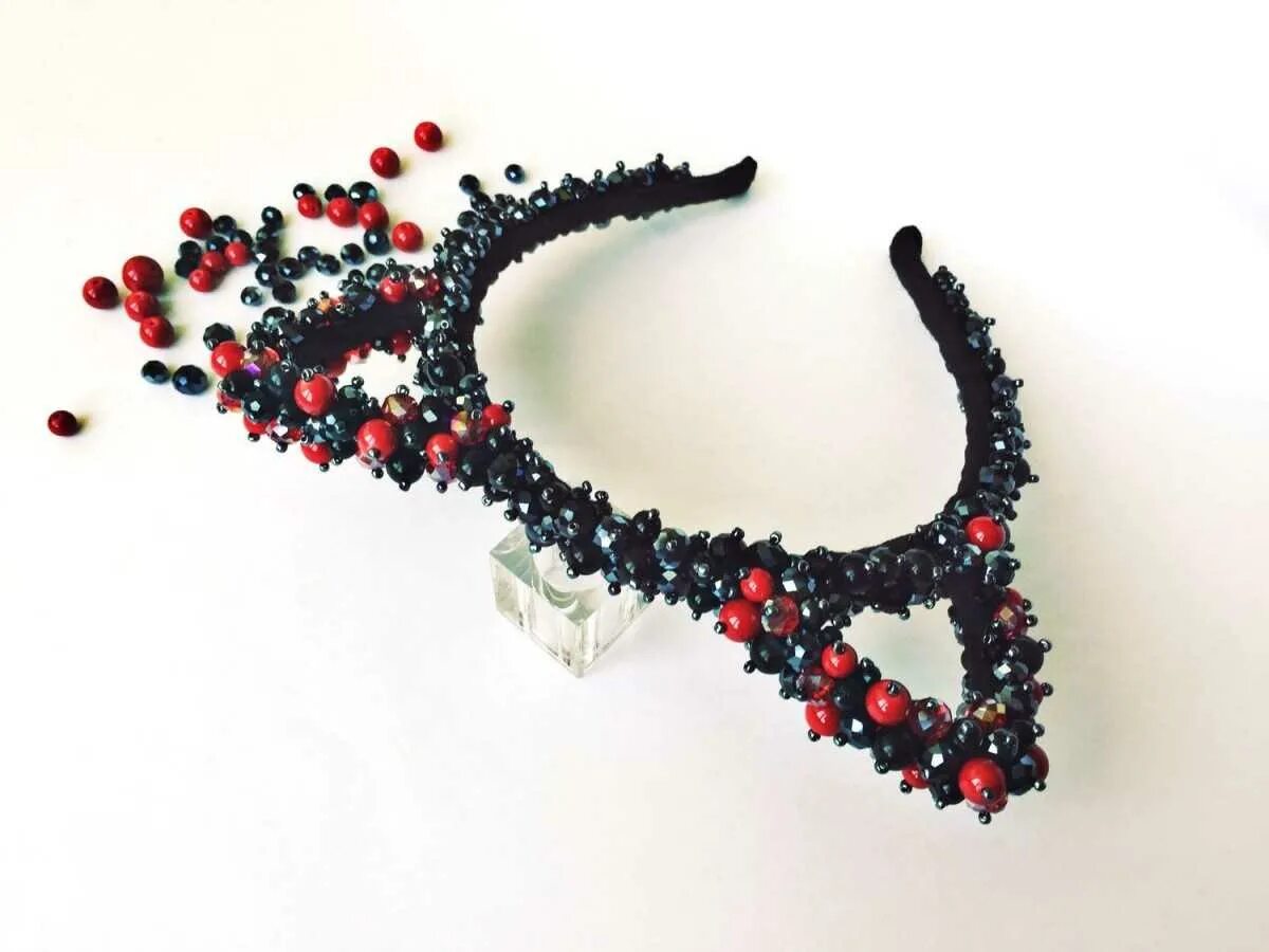 Ободок с бисером. Брошь бисер. Сережки из бисера собачки. Ушко из бисера. Ободок из бусин.