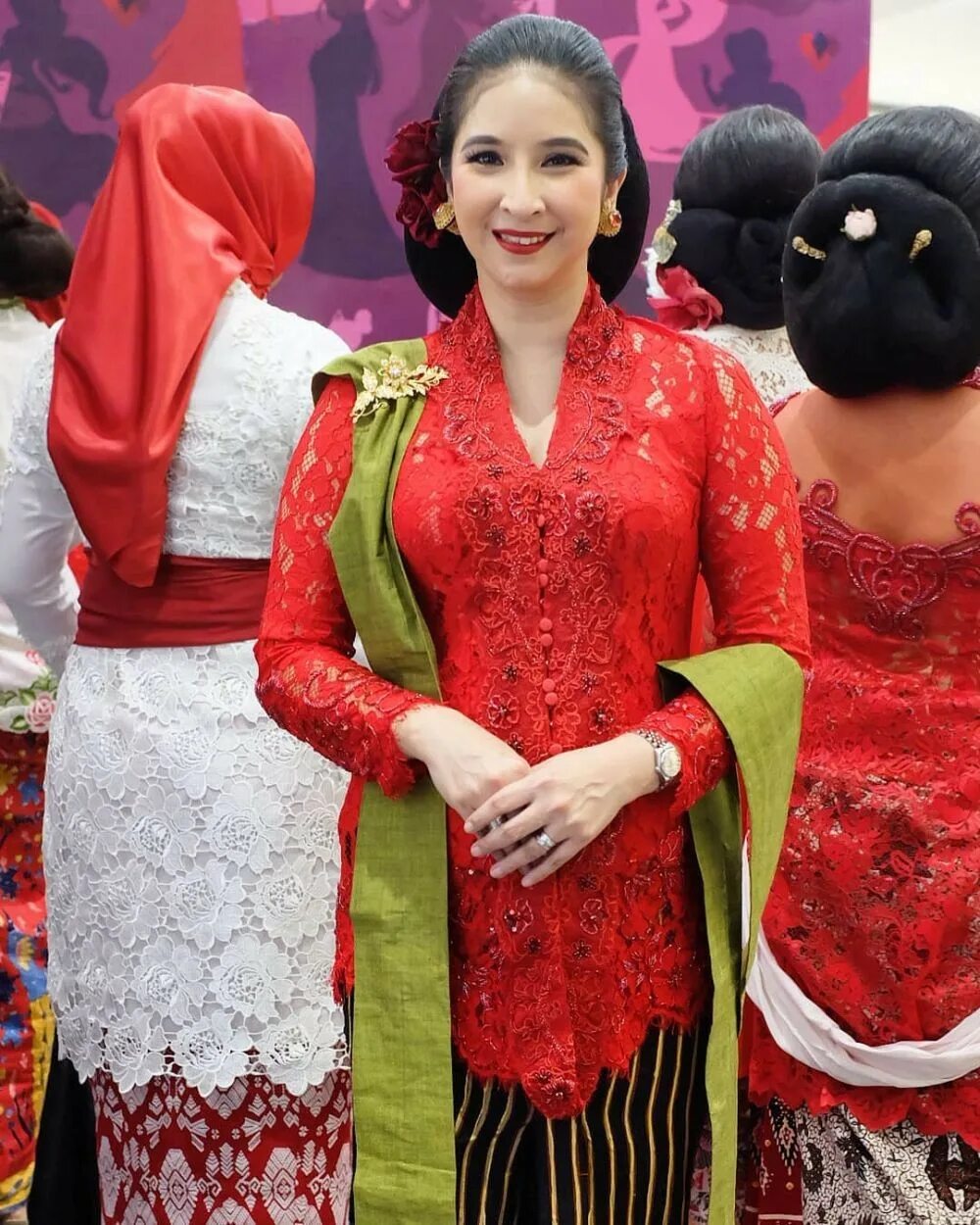 Kebaya merah di hotel. Kebaya merah di hotel