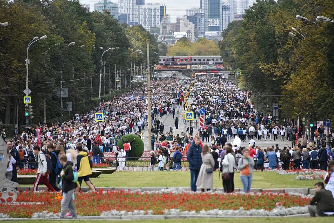 Екатеринбург население. Екатеринбург люди. Жители Екатеринбурга. Екатеринбург люди на улице. Население екатеринбурга 2024 год