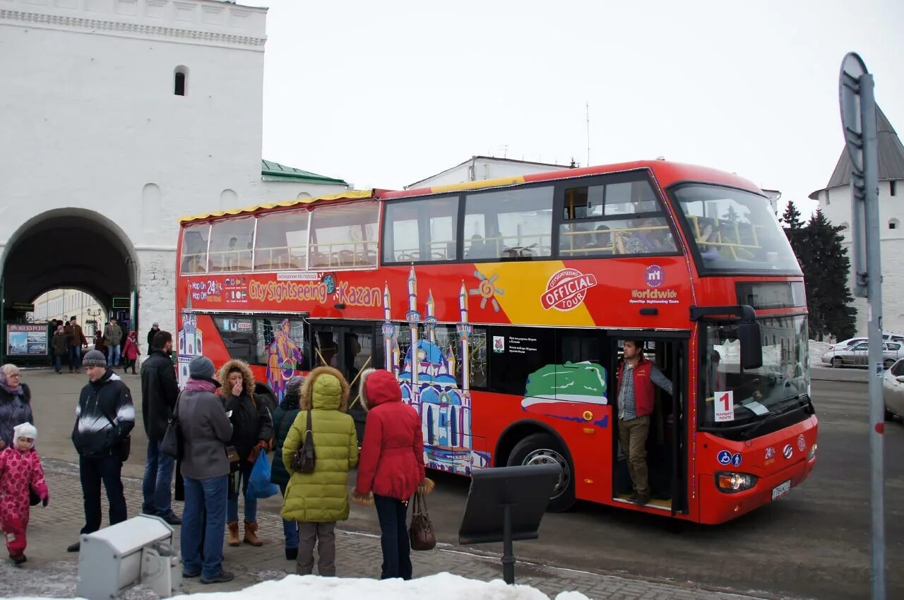 Автобусы Hop off Казань. Туристический автобус Казань. Двухэтажный автобус Казань. Автобусная экскурсия по Казани. Казань молл автобусы