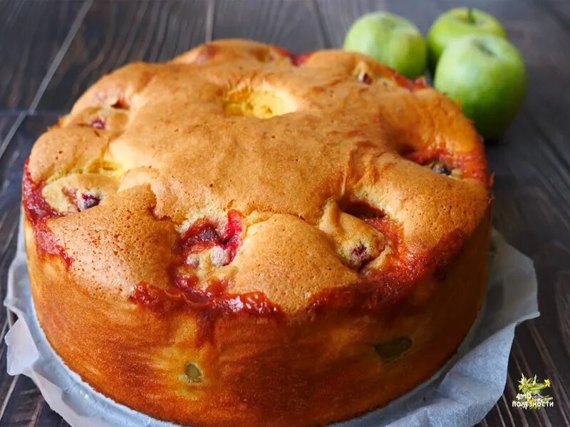 Шарлотка. Шарлотка на кефире с яблоками в духовке пышная простой. Как приготовить шарлотку видео рецепт. Шарлотка фото. Шарлотка на кефире.