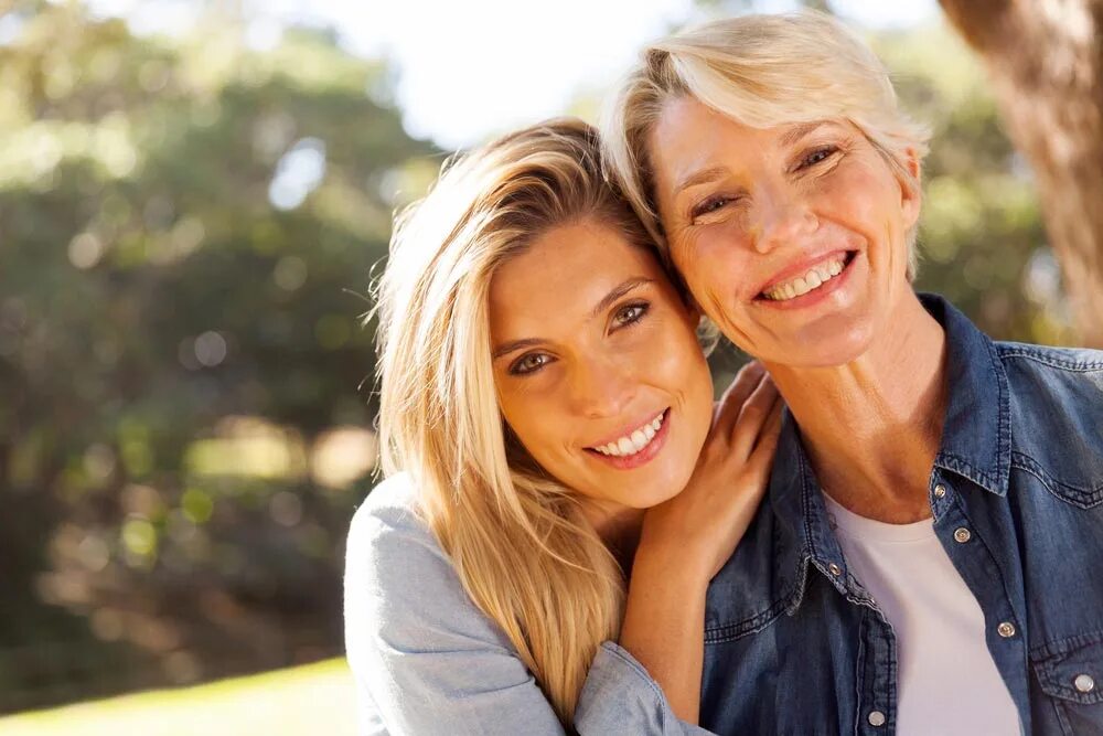 Mom blonde videos. Симпатичная бренди лав. Mom blonde videos. Грудное вскармливание. Мама и взрослая дочка.