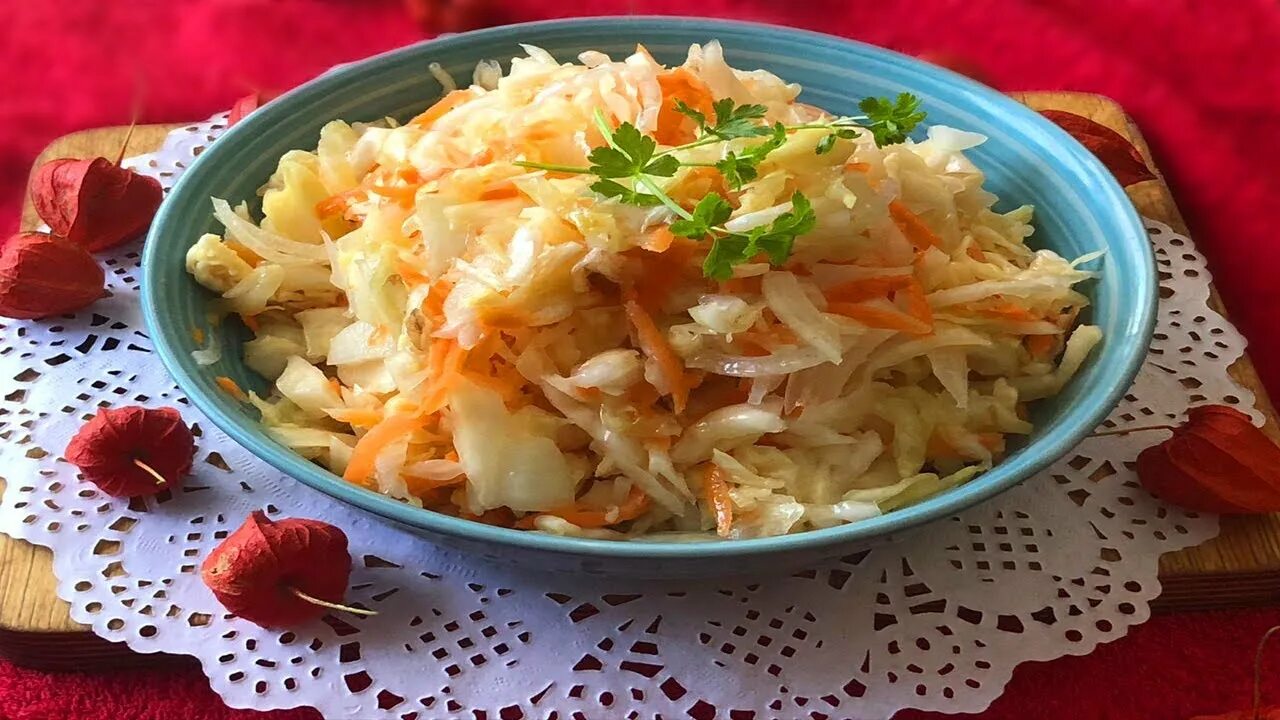 Салат с квашеной капустой. Капуста квашеная. Салат из квашенной капусты. Праздничный салат из квашеной капусты. Квашеная капуста есть на ночь