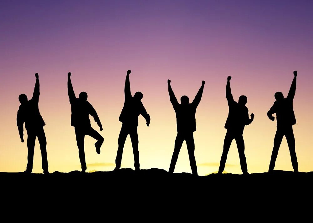 Достижение успеха командой. Группа достижения успеха. Команда на горе. Вершина горы. Довольный человек.